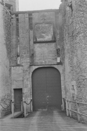 Vue de l'extérieur : porte, poterne, pont-levis (photo prise en 1969). © Région Bourgogne-Franche-Comté, Inventaire du patrimoine Vue de l'extérieur : porte, poterne, pont-levis (photo prise en 1969). © Région Bourgogne-Franche-Comté, Inventaire du patrimoine
