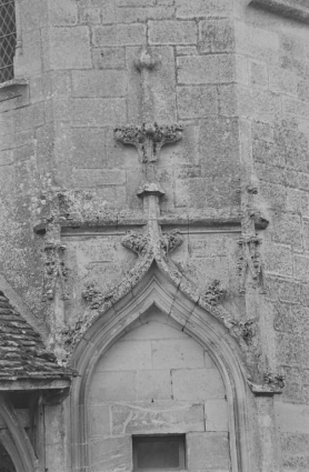 Encadrement de la porte de la tour d'escalier (façade du corps de logis) (photo prise en 1969). © Région Bourgogne-Franche-Comté, Inventaire du patrimoine Encadrement de la porte de la tour d'escalier (façade du corps de logis) (photo prise en 1969). © Région Bourgogne-Franche-Comté, Inventaire du patrimoine