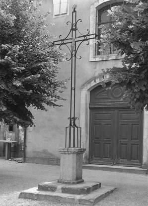 Croix de chemin devant l'église. © Région Bourgogne-Franche-Comté, Inventaire du patrimoine