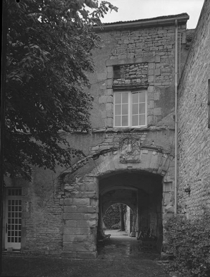 Passage voûté reliant l'un des bâtiments du château aux bâtiments de la mairie-école. © Région Bourgogne-Franche-Comté, Inventaire du patrimoine