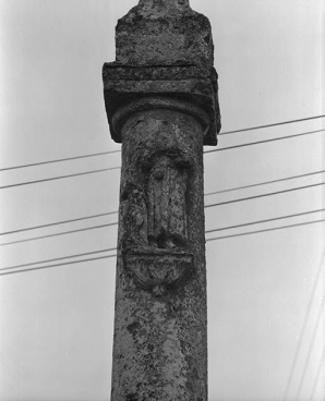 Croix monumentale. Partie supérieure du fût (saint tenant un livre ouvert, avec personnage). © Région Bourgogne-Franche-Comté, Inventaire du patrimoine