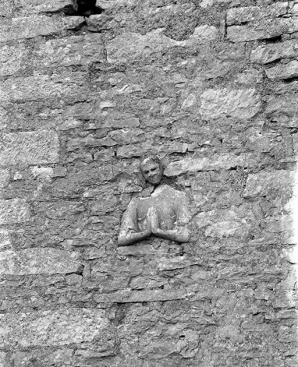 Face antérieure du clocher. Buste d'homme aux mains jointes. © Région Bourgogne-Franche-Comté, Inventaire du patrimoine