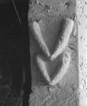 Deux chevons en relief sculptés sur un coussinet du portail. © Région Bourgogne-Franche-Comté, Inventaire du patrimoine