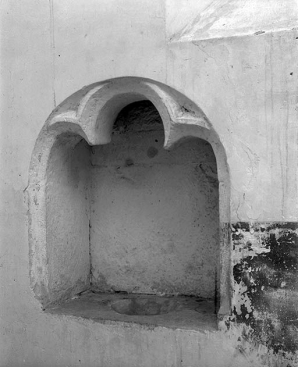 Chapelle droite de la nef. Lavabo à cuvette circulaire couvert d'un arc trilobé. © Région Bourgogne-Franche-Comté, Inventaire du patrimoine