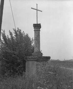 Croix de chemin, dite croix Blanche. © Région Bourgogne-Franche-Comté, Inventaire du patrimoine