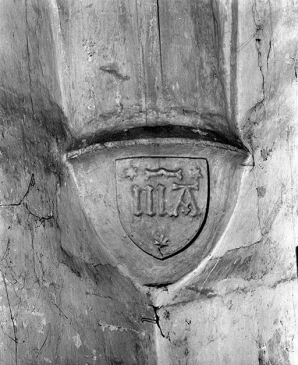Rez-de-chaussée du clocher. Culot antérieur gauche sculpté d'un écu avec monogramme MA. © Région Bourgogne-Franche-Comté, Inventaire du patrimoine