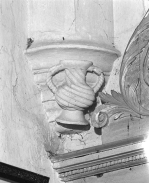 Chapelle gauche. Culot postérieur gauche mouluré avec vase en relief, à anses et panse torsadées. © Région Bourgogne-Franche-Comté, Inventaire du patrimoine