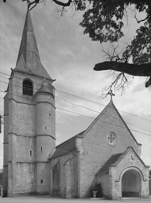 Façade occidentale avec porche et clocher (sur le bas-côté nord). © Région Bourgogne-Franche-Comté, Inventaire du patrimoine