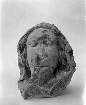 Fragment de statue : la tête, vue de face. © Région Bourgogne-Franche-Comté, Inventaire du patrimoine