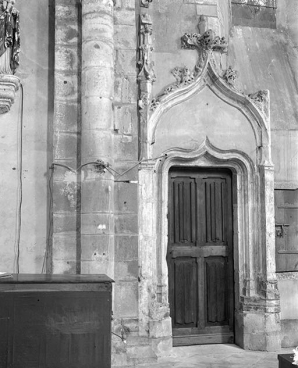 Porte ornée d'accolades et pinacles. © Région Bourgogne-Franche-Comté, Inventaire du patrimoine