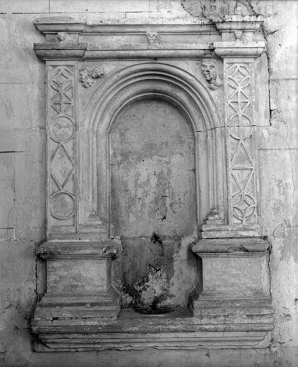 Collatéral droit, 2e travée. Lavabo encastré dans le mur droit. © Région Bourgogne-Franche-Comté, Inventaire du patrimoine