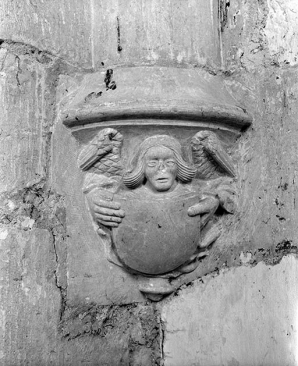 Culot décoré d'un ange porte-blason en relief. © Région Bourgogne-Franche-Comté, Inventaire du patrimoine