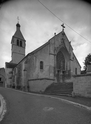 Façade occidentale avec portail et clocher (en arrière-plan). © Région Bourgogne-Franche-Comté, Inventaire du patrimoine