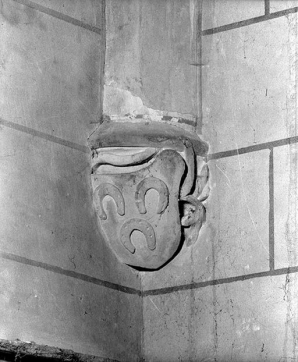 Chapelle à gauche du bas-côté gauche, angle antérieur gauche. Culot sculpté d'un blason orné de trois fers à cheval. © Région Bourgogne-Franche-Comté, Inventaire du patrimoine