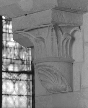 Nef, 2e travée, angle postérieur gauche. Chapiteau-console avec coquille Saint-Jacques sculptée au départ de la colonne. © Région Bourgogne-Franche-Comté, Inventaire du patrimoine