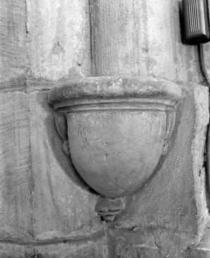 Culot sculpté dans le bas-côté droit. © Région Bourgogne-Franche-Comté, Inventaire du patrimoine