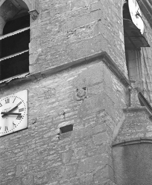 Détail de la tête humaine sculpté sur le mur antérieur du clocher. © Région Bourgogne-Franche-Comté, Inventaire du patrimoine