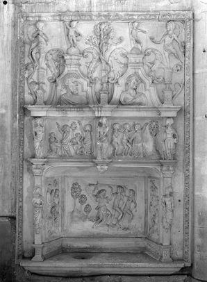 Lavabo avec bas-reliefs : le Péché originel, vue d'ensemble. © Région Bourgogne-Franche-Comté, Inventaire du patrimoine