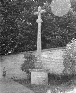 Croix commémorative. © Région Bourgogne-Franche-Comté, Inventaire du patrimoine