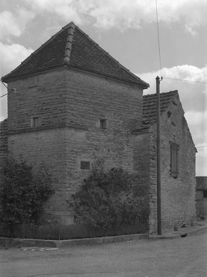 Colombier, encastré dans la façade du logis d'habitation d'une ferme. © Région Bourgogne-Franche-Comté, Inventaire du patrimoine