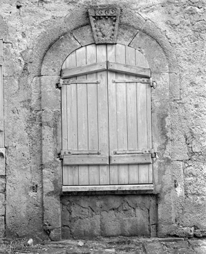 Porte au cartouche gravé. © Région Bourgogne-Franche-Comté, Inventaire du patrimoine