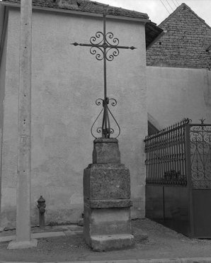 Croix de chemin, dite croix Saint-Nicolas. © Région Bourgogne-Franche-Comté, Inventaire du patrimoine