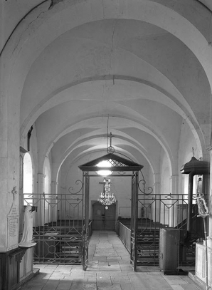 Vue intérieure prise depuis le choeur. Clôture liturgique et chaire à prêcher. © Région Bourgogne-Franche-Comté, Inventaire du patrimoine