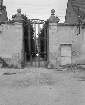 Grille d'entrée de la cour des communs. © Région Bourgogne-Franche-Comté, Inventaire du patrimoine