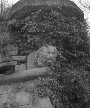 Tête de lion sculptée sous le cul-de-lampe d'une des tourelles en surplomb du mur de soutènement de la terrasse. © Région Bourgogne-Franche-Comté, Inventaire du patrimoine