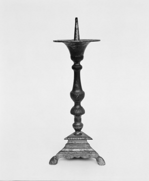 Vue d'un chandelier. © Région Bourgogne-Franche-Comté, Inventaire du patrimoine Vue d'un chandelier. © Région Bourgogne-Franche-Comté, Inventaire du patrimoine