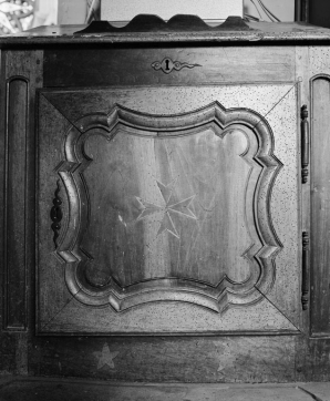 Détail de la porte. © Région Bourgogne-Franche-Comté, Inventaire du patrimoine