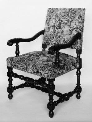 Vue d'ensemble d'un fauteuil. © Région Bourgogne-Franche-Comté, Inventaire du patrimoine