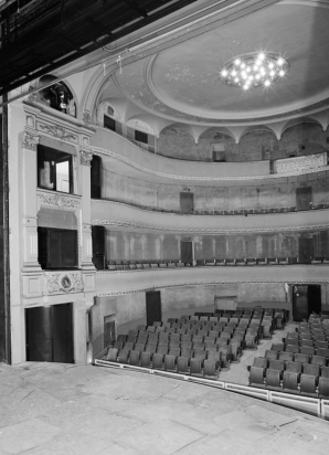 Salle : côté cour (partie gauche) en 1988, avant restauration. © Région Bourgogne-Franche-Comté, Inventaire du patrimoine