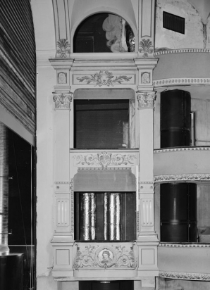 Salle : loges d'avant-scène, côté cour, en 1988, avant restauration. © Région Bourgogne-Franche-Comté, Inventaire du patrimoine