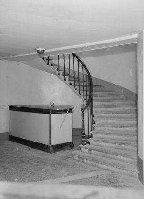 Escalier menant aux galeries par la droite, en 1988. © Région Bourgogne-Franche-Comté, Inventaire du patrimoine