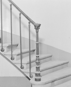 Détail du départ d'escalier menant aux galeries par la droite, en 1988. © Région Bourgogne-Franche-Comté, Inventaire du patrimoine