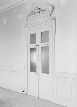 Foyer du public, en 1988 : porte donnant sur le couloir arrière de la salle. © Région Bourgogne-Franche-Comté, Inventaire du patrimoine