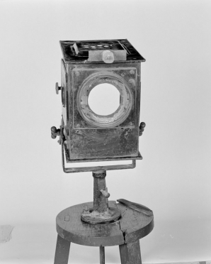 Accessoire d'éclairage, 1988 : projecteur, face du boitier. © Région Bourgogne-Franche-Comté, Inventaire du patrimoine