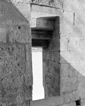 Façade : porche, vestiges d'escalier (mur gauche) © Région Bourgogne-Franche-Comté, Inventaire du patrimoine Façade : porche, vestiges d'escalier (mur gauche) © Région Bourgogne-Franche-Comté, Inventaire du patrimoine