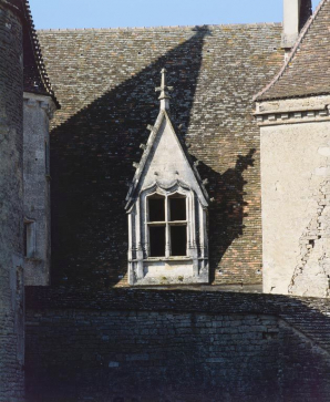 Logis principal, lucarne à droite de la tourelle. © Région Bourgogne-Franche-Comté, Inventaire du patrimoine Logis principal, lucarne à droite de la tourelle. © Région Bourgogne-Franche-Comté, Inventaire du patrimoine