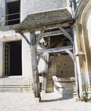 Logis principal, puits sous auvent. © Région Bourgogne-Franche-Comté, Inventaire du patrimoine Logis principal, puits sous auvent. © Région Bourgogne-Franche-Comté, Inventaire du patrimoine