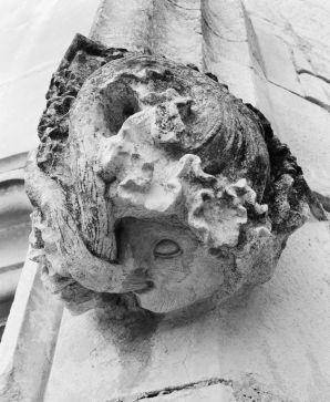 Cour intérieure, culot sculpté de la tourelle flanquant la tour sud. © Région Bourgogne-Franche-Comté, Inventaire du patrimoine Cour intérieure, culot sculpté de la tourelle flanquant la tour sud. © Région Bourgogne-Franche-Comté, Inventaire du patrimoine