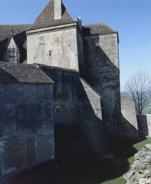 Courtine nord et élévation est du donjon. © Région Bourgogne-Franche-Comté, Inventaire du patrimoine Courtine nord et élévation est du donjon. © Région Bourgogne-Franche-Comté, Inventaire du patrimoine