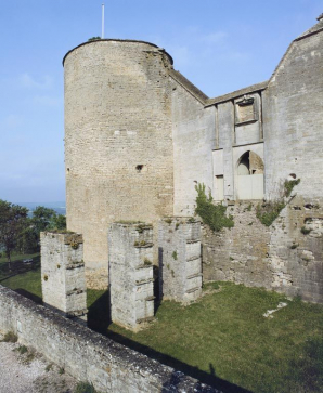 Elévation sud-est et tour sud. © Région Bourgogne-Franche-Comté, Inventaire du patrimoine Elévation sud-est et tour sud. © Région Bourgogne-Franche-Comté, Inventaire du patrimoine