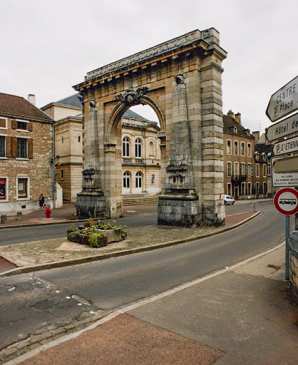 Vue d'ensemble du théâtre et de la porte Saint-Nicolas, en 1996. © Région Bourgogne-Franche-Comté, Inventaire du patrimoine