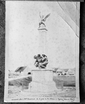 Texte manuscrit : monument élevé à Mme Boucicaut sur le quai de la Saône à Verjux (Saône-et-Loire). © Région Bourgogne-Franche-Comté, Inventaire du patrimoine Texte manuscrit : monument élevé à Mme Boucicaut sur le quai de la Saône à Verjux (Saône-et-Loire). © Région Bourgogne-Franche-Comté, Inventaire du patrimoine