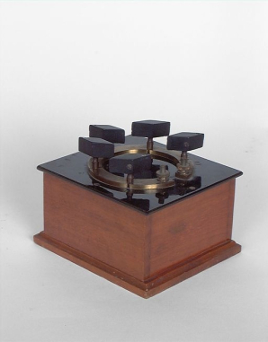 Boîte de résistances étalon carrée. © Région Bourgogne-Franche-Comté, Inventaire du patrimoine