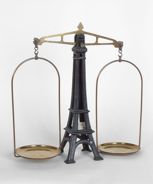 Balance à support en forme de tour Eiffel. © Région Bourgogne-Franche-Comté, Inventaire du patrimoine