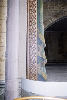 Cadre de scène, en 2002 : détail du manteau d'arlequin côté jardin (partie inférieure). © Région Bourgogne-Franche-Comté, Inventaire du patrimoine Cadre de scène, en 2002 : détail du manteau d'arlequin côté jardin (partie inférieure). © Région Bourgogne-Franche-Comté, Inventaire du patrimoine