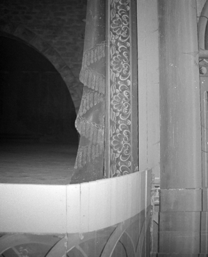Cadre de scène, en 2002 : détail du manteau d'arlequin côté cour (partie inférieure). © Région Bourgogne-Franche-Comté, Inventaire du patrimoine Cadre de scène, en 2002 : détail du manteau d'arlequin côté cour (partie inférieure). © Région Bourgogne-Franche-Comté, Inventaire du patrimoine